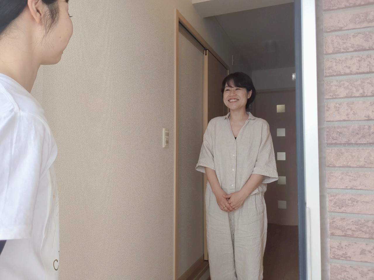 出張整体chanvreのセラピストあさがお客様を笑顔でお出迎えする様子。お客様の声・体験談ページ。